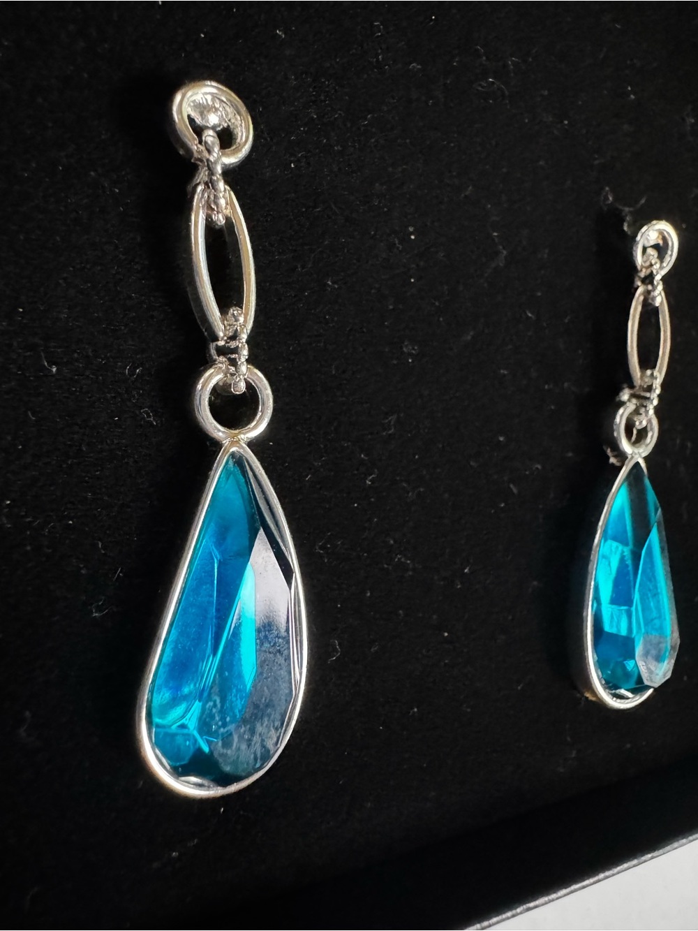 OHQ Turquoise gem, faceted, silver tone drop teardrop dangling earrings 1 pair